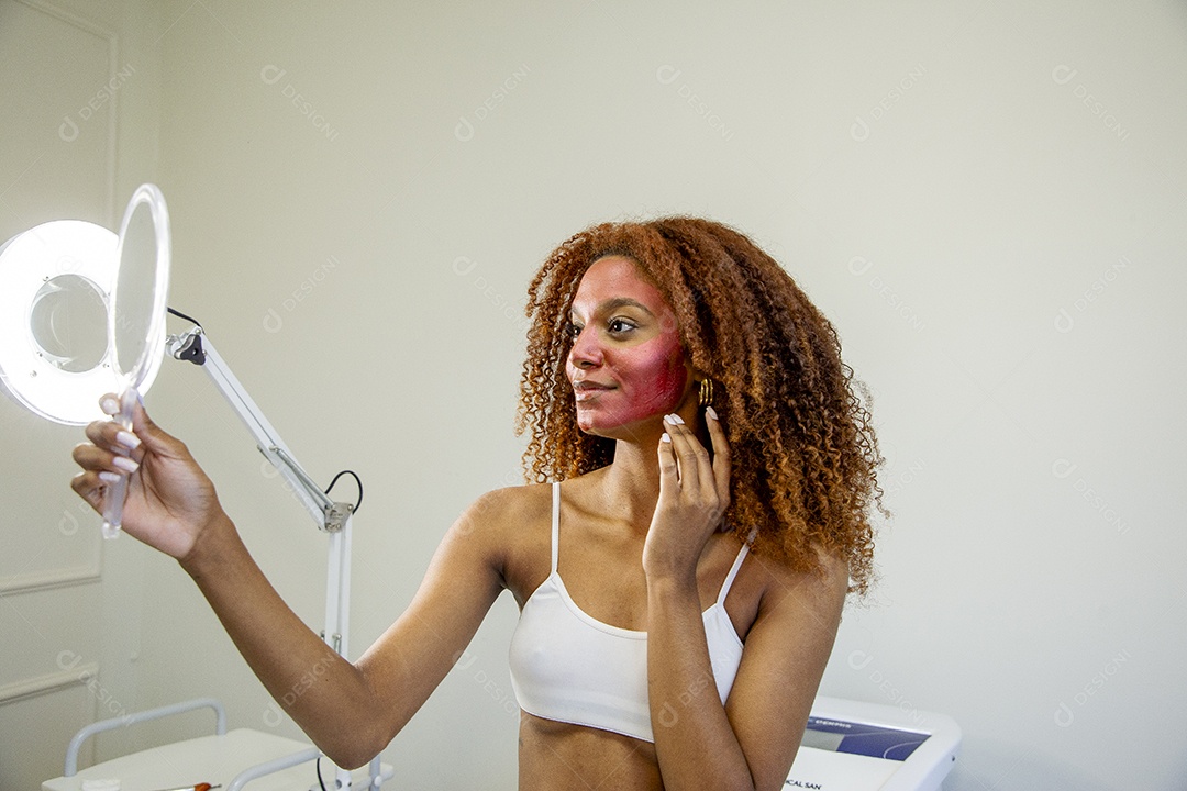 Mulher em clínica de estética realizando procedimentos de beleza