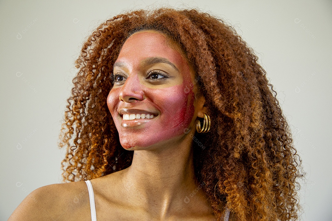 Mulher em clínica de estética realizando procedimentos de beleza