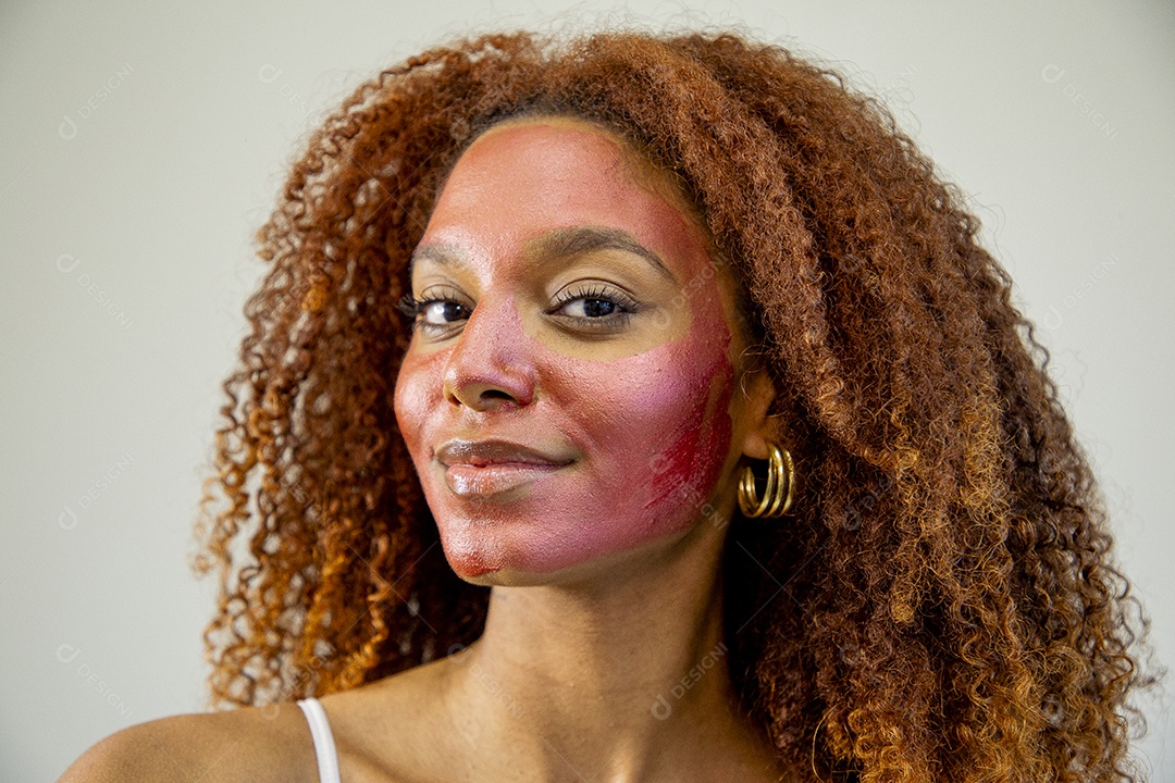 Mulher em clínica de estética realizando procedimentos de beleza