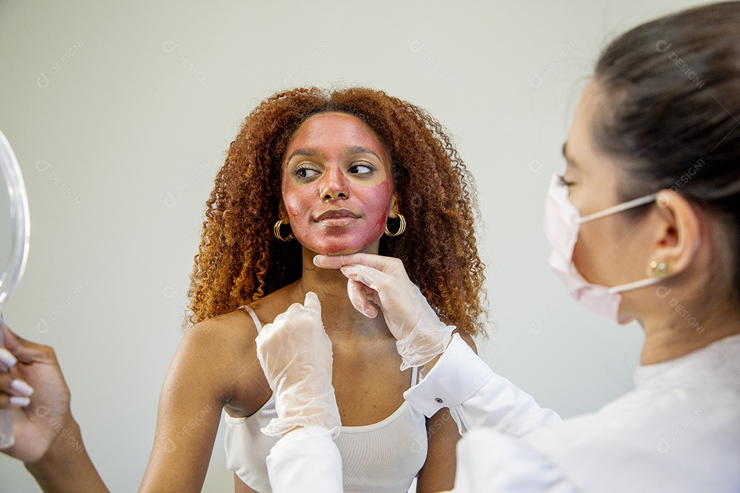 Mulher em clínica de estética realizando procedimentos de beleza
