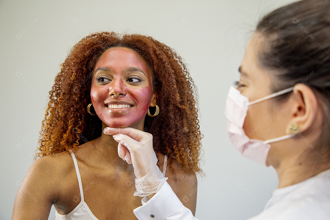 Mulher em clínica de estética realizando procedimentos de beleza
