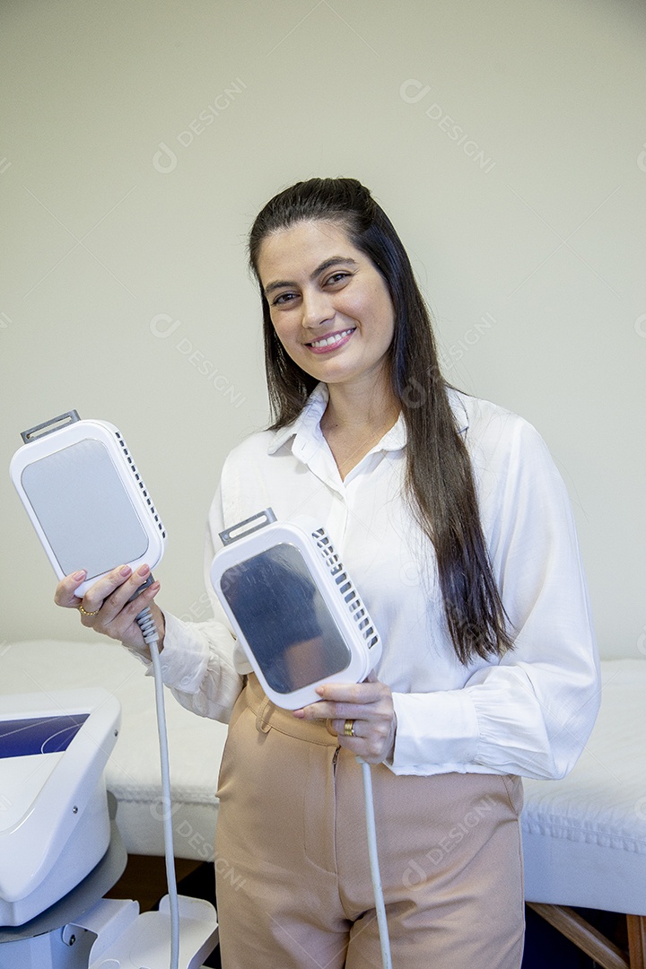 Mulher esteticista profissional na clínica