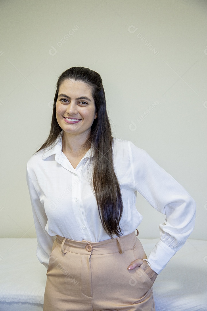 Mulher esteticista profissional na clínica