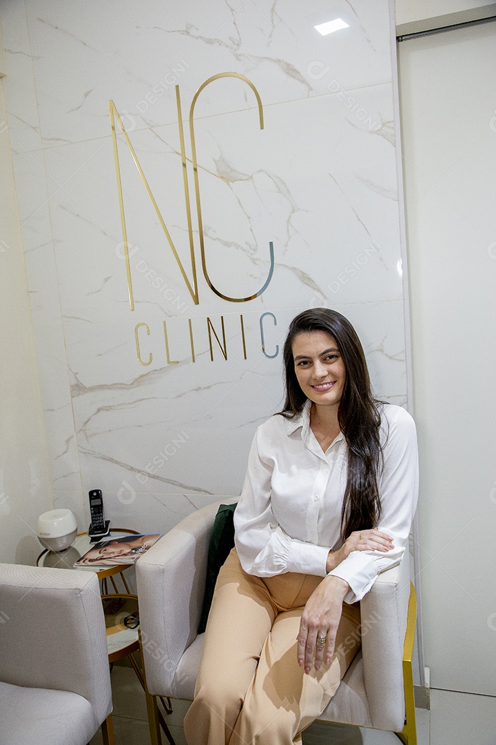 Mulher esteticista profissional na clínica