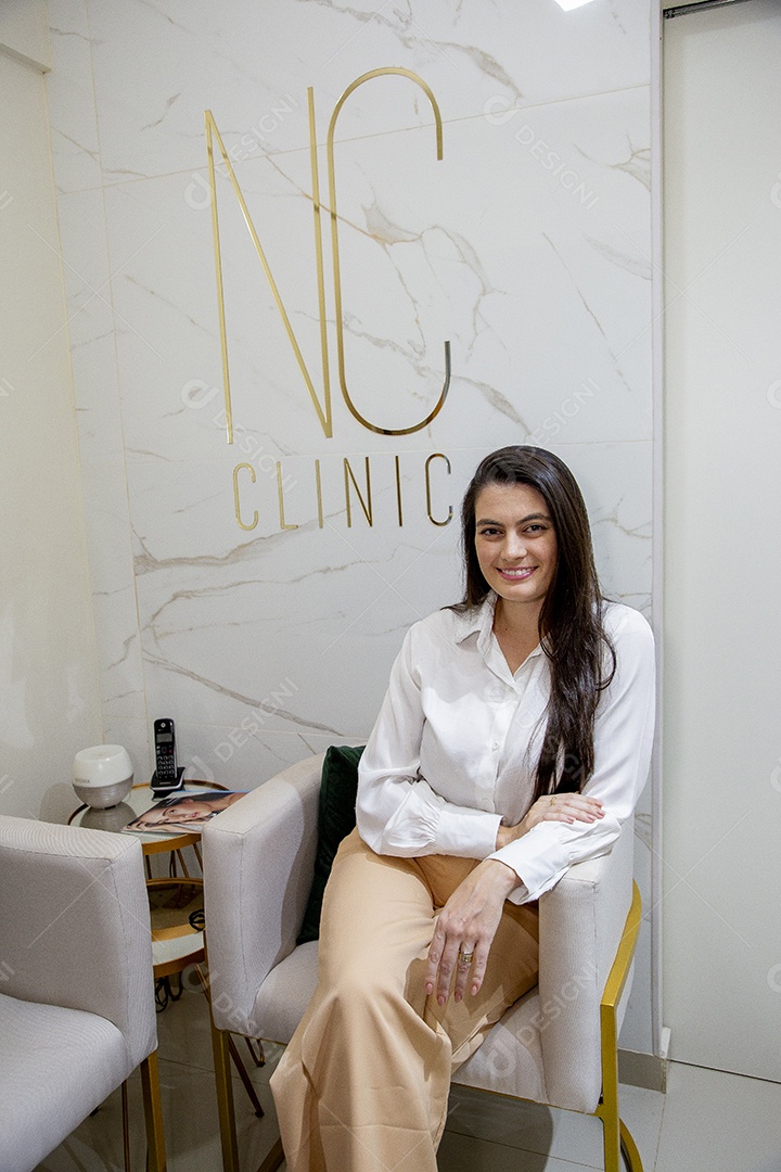 Mulher esteticista profissional na clínica