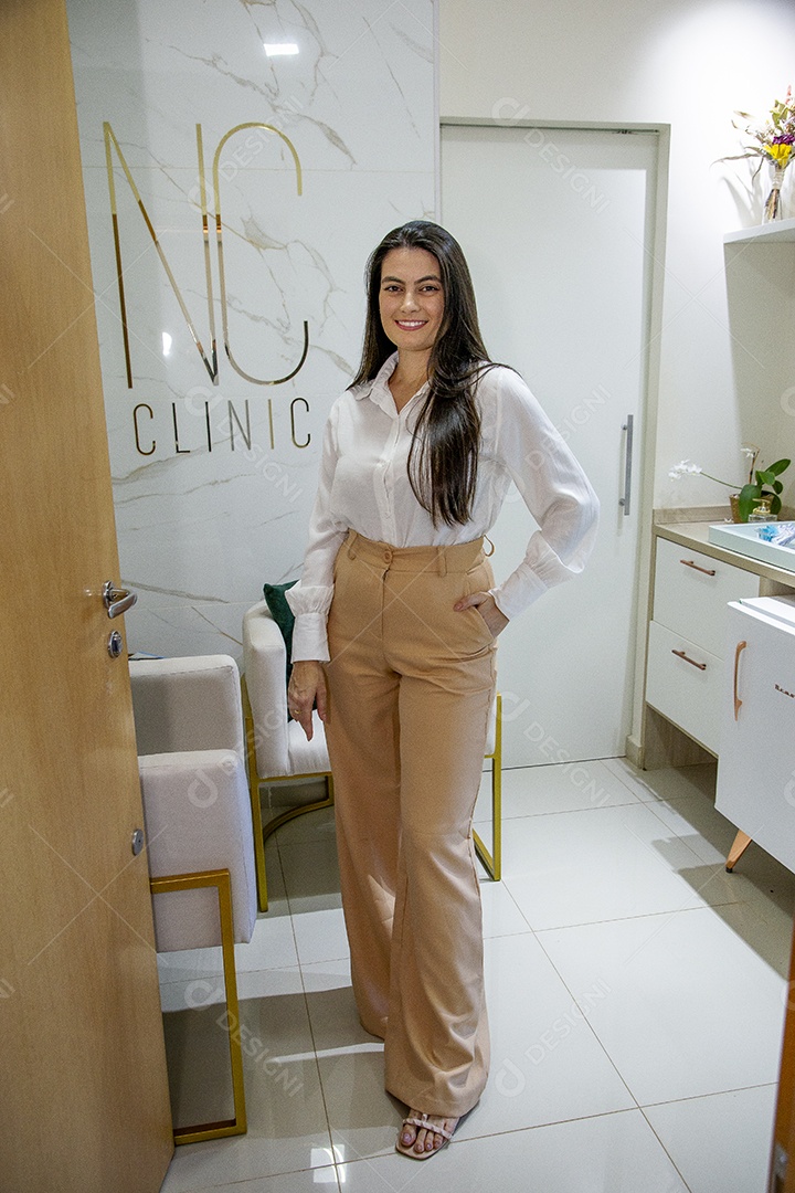 Mulher esteticista profissional na clínica