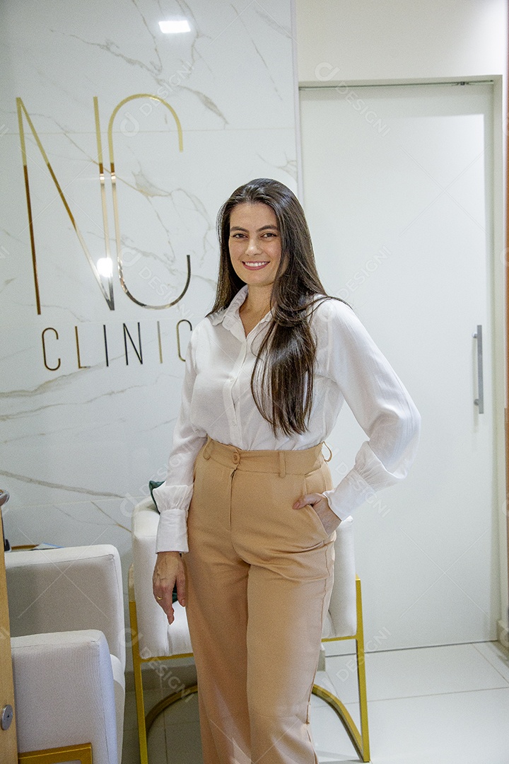 Mulher esteticista profissional na clínica