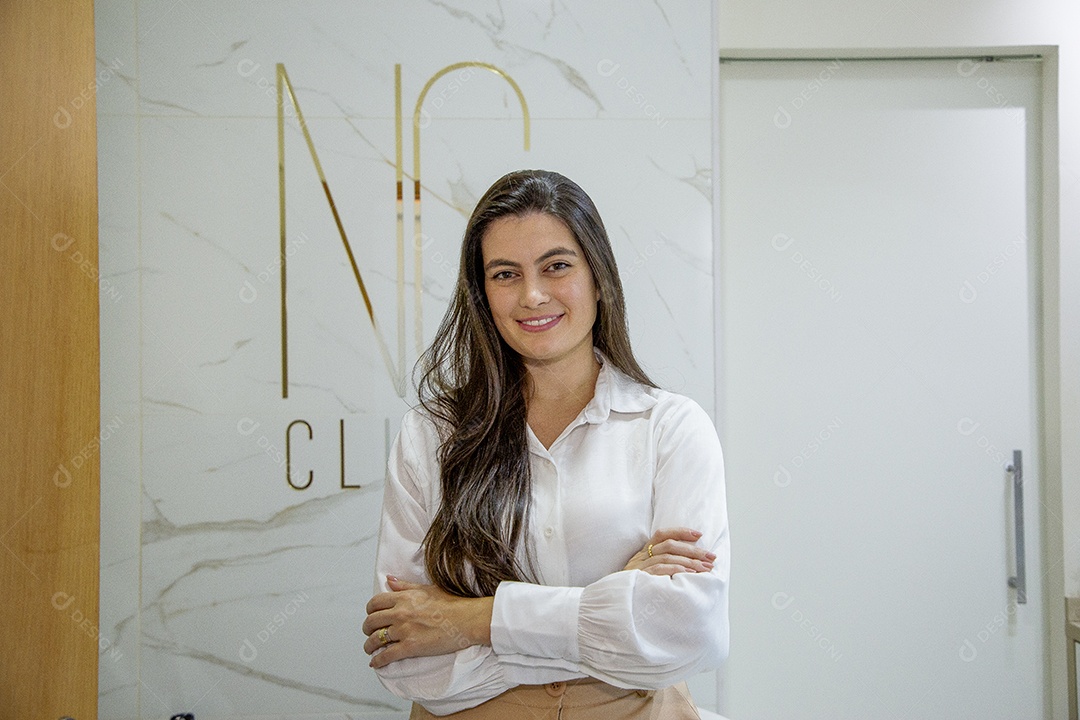 Mulher esteticista profissional na clínica