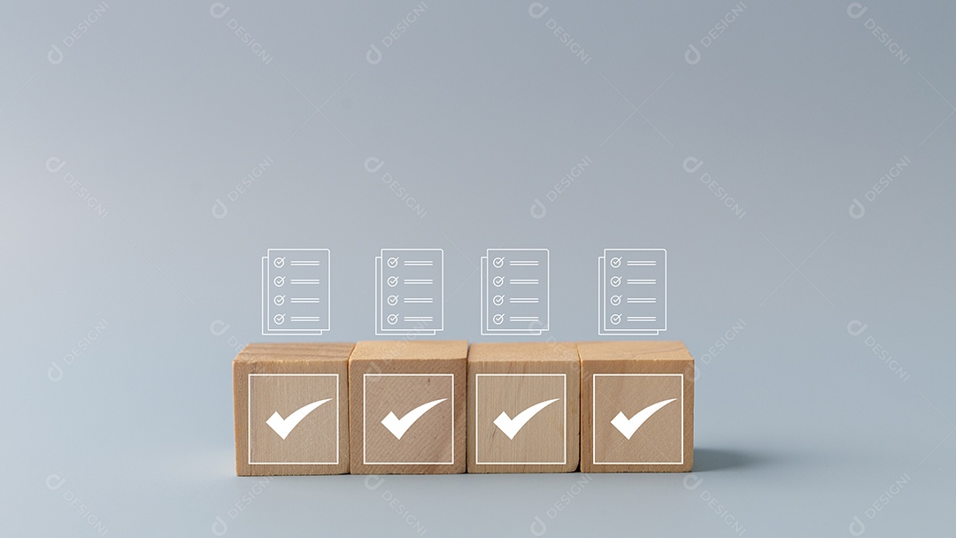 Lista de verificação, ícones de marca de seleção para a lista de trabalhos nos blocos de madeira. Listas de tarefas, pesquisas, avaliações, listas, itens de confirmação, metas de controle de qualidade para alcançar o sucesso do negócio.