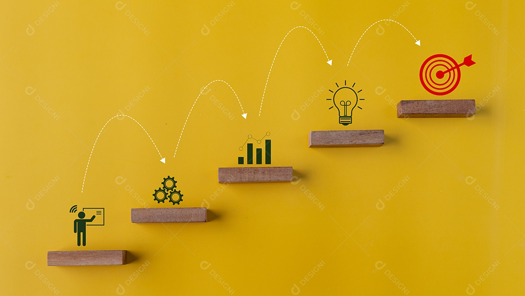 Conceito de sucesso empresarial com escadas de madeira e ícones em um fundo amarelo. Objetivo e alvo, sucesso e conceito de alvo de negócios, gerenciamento de projetos, estratégia da empresa