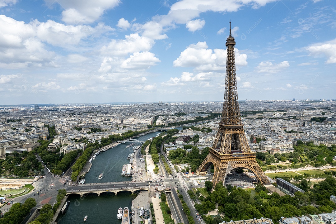 Vista aérea da Torre Eiffel e do Rio Sena, com a cidade de Paris ao fundo.França.