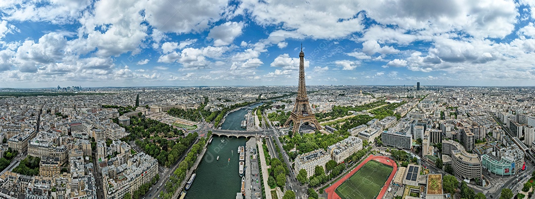 Vista aérea da Torre Eiffel e do Rio Sena, com a cidade de Paris ao fundo.França.