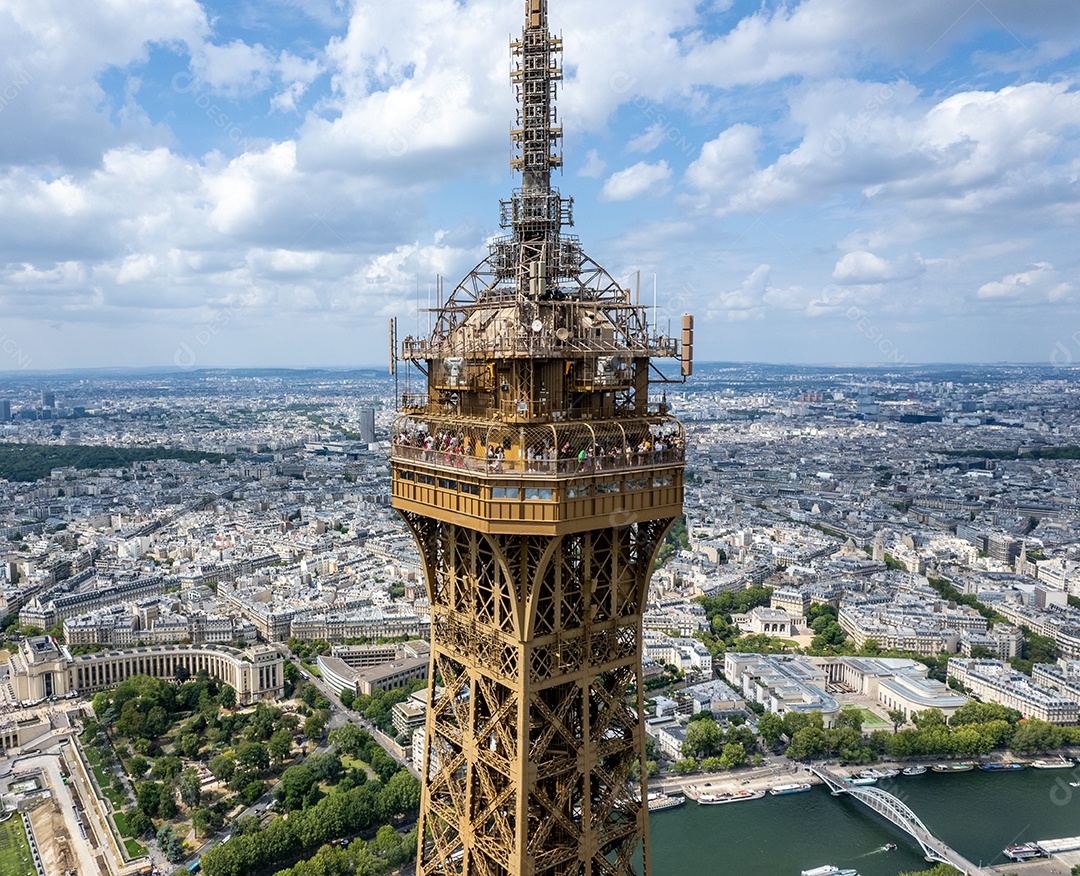 Vista aérea da Torre Eiffel e do Rio Sena, com a cidade de Paris ao fundo.França.