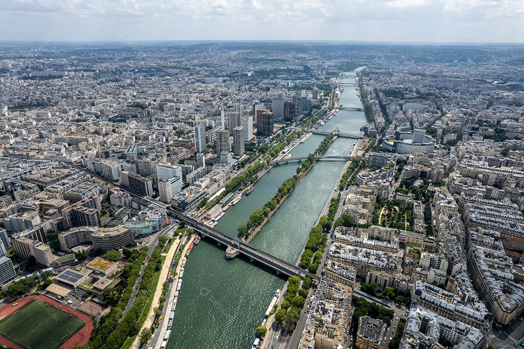 Vista aérea do centro de Paris ao longo do rio Sena, Paris, França.