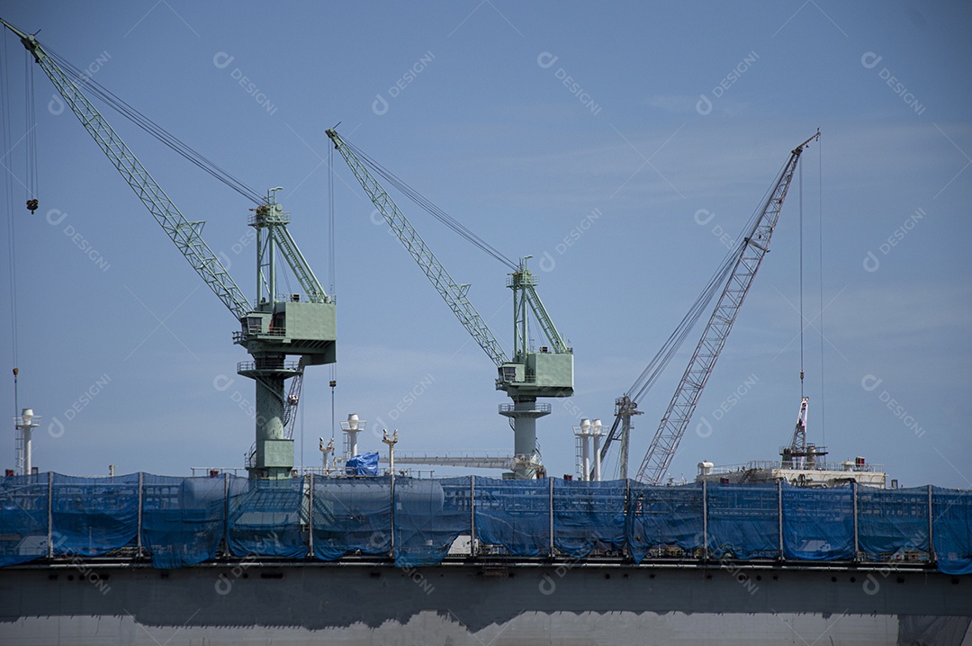 Guindastes pesados ​​usados ​​na construção e movimentação de objetos grandes e pesados