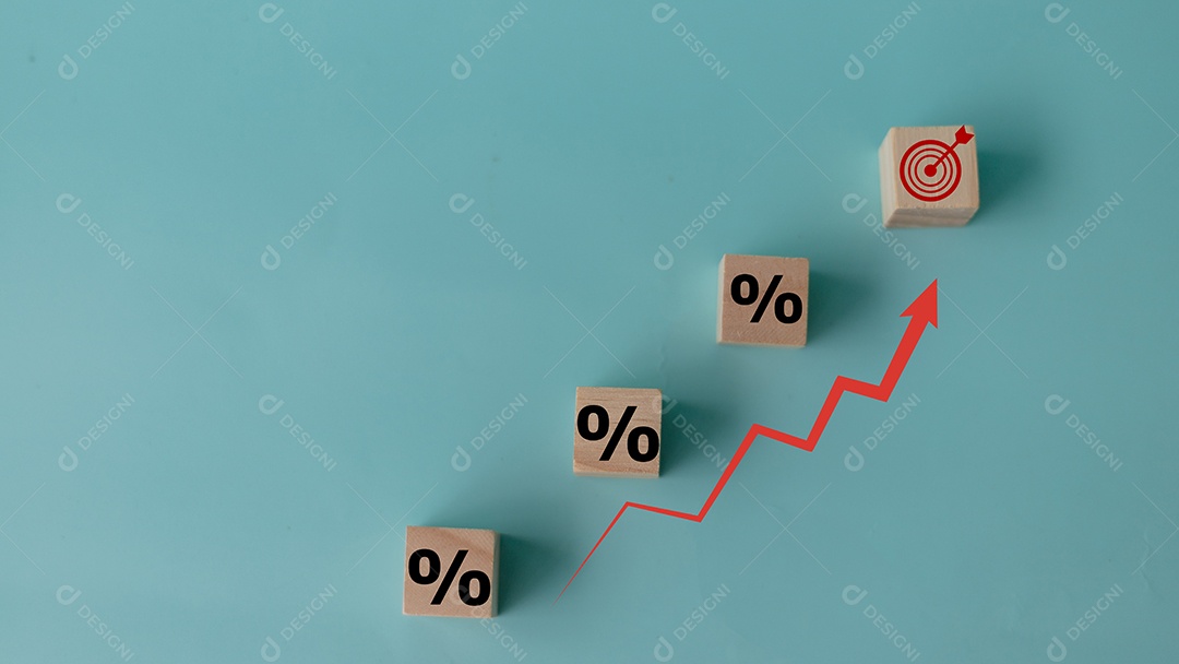 Conceito de aumento de vendas. Cubos de madeira com ícone de porcentagem e seta ascendente vermelha sobre fundo azul. conceito de metas de crescimento de investimento.