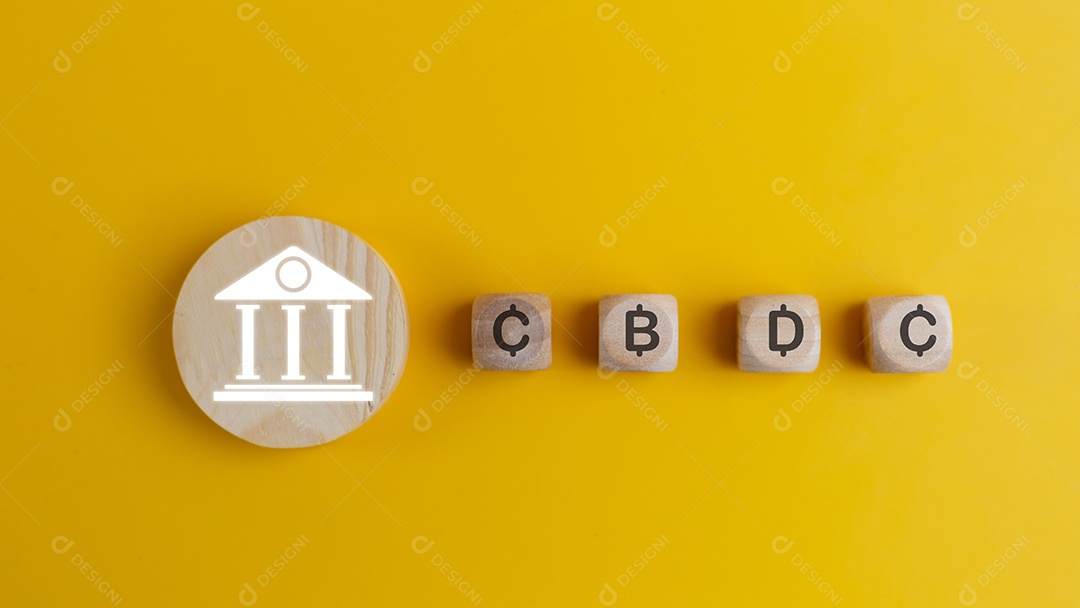 Conceito de moeda digital do Banco Central CBDC. Cubos de madeira com palavra CBDC e símbolo de banco em um fundo amarelo.