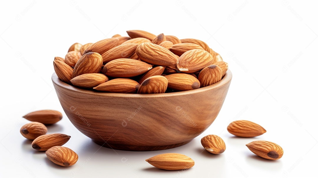 Frasco de vidro cheio de amêndoas na mesa de madeira