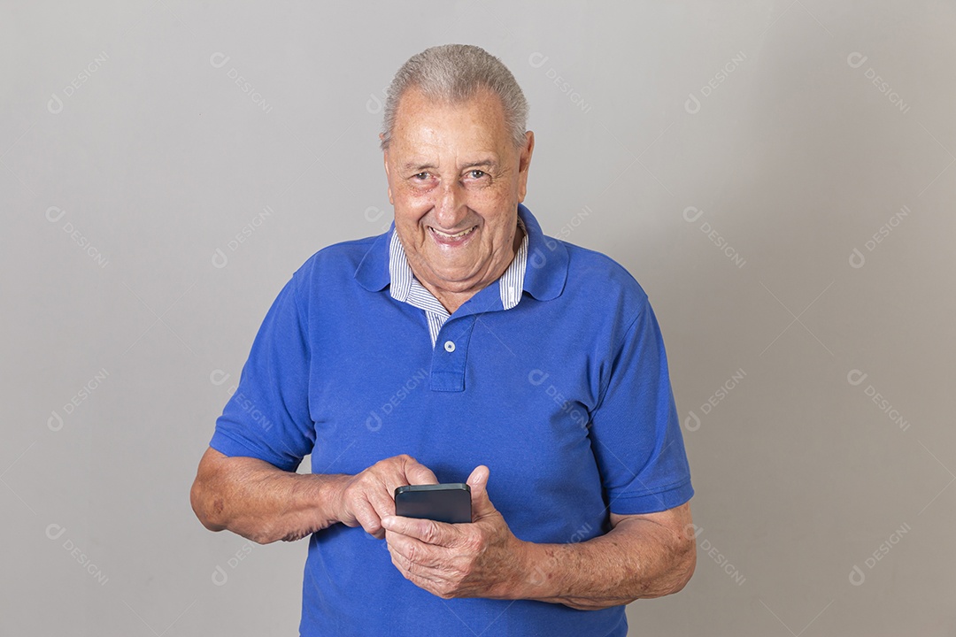 Homem sênior sorridente