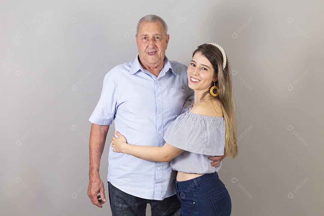 Pai e filha sorridentes