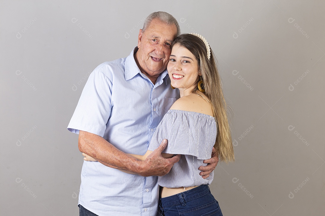 Pai e filha sorridentes