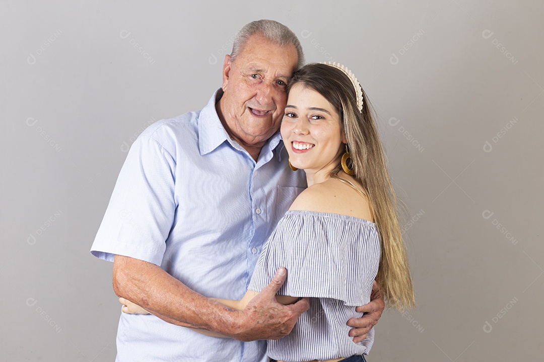 Pai e filha sorridentes