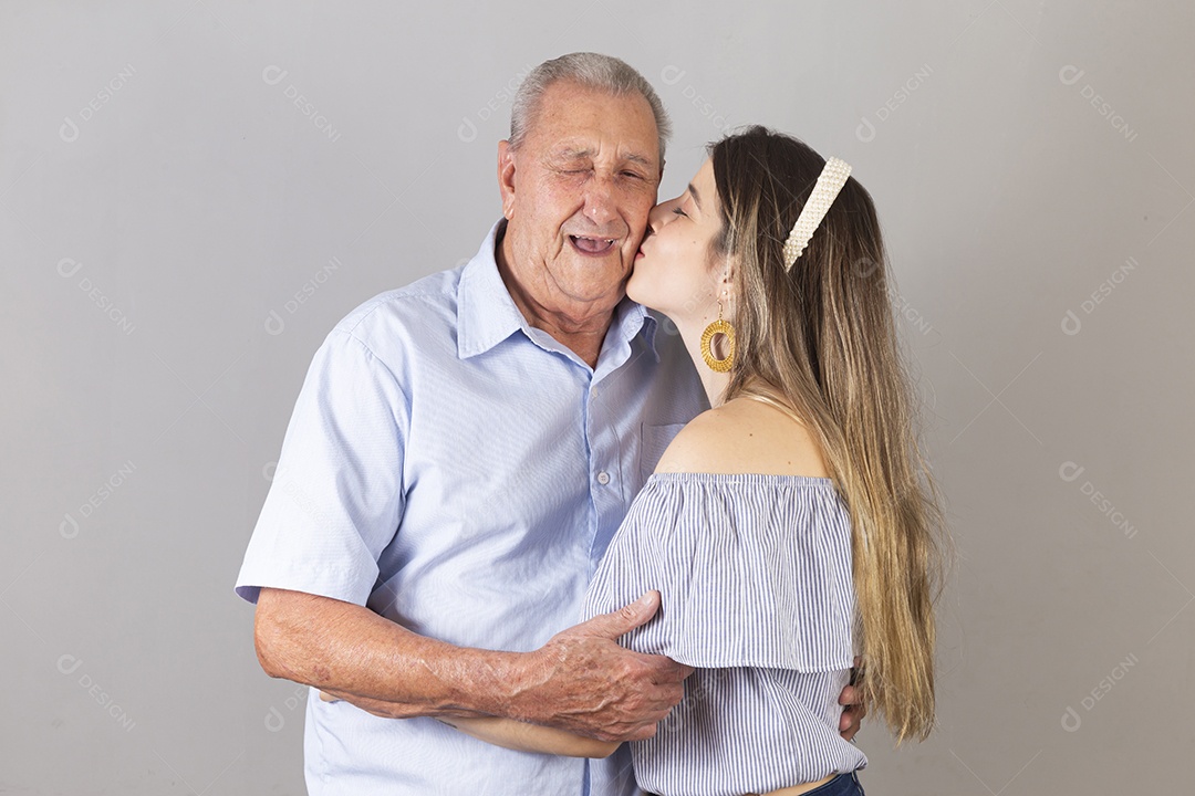 Pai e filha sorridentes