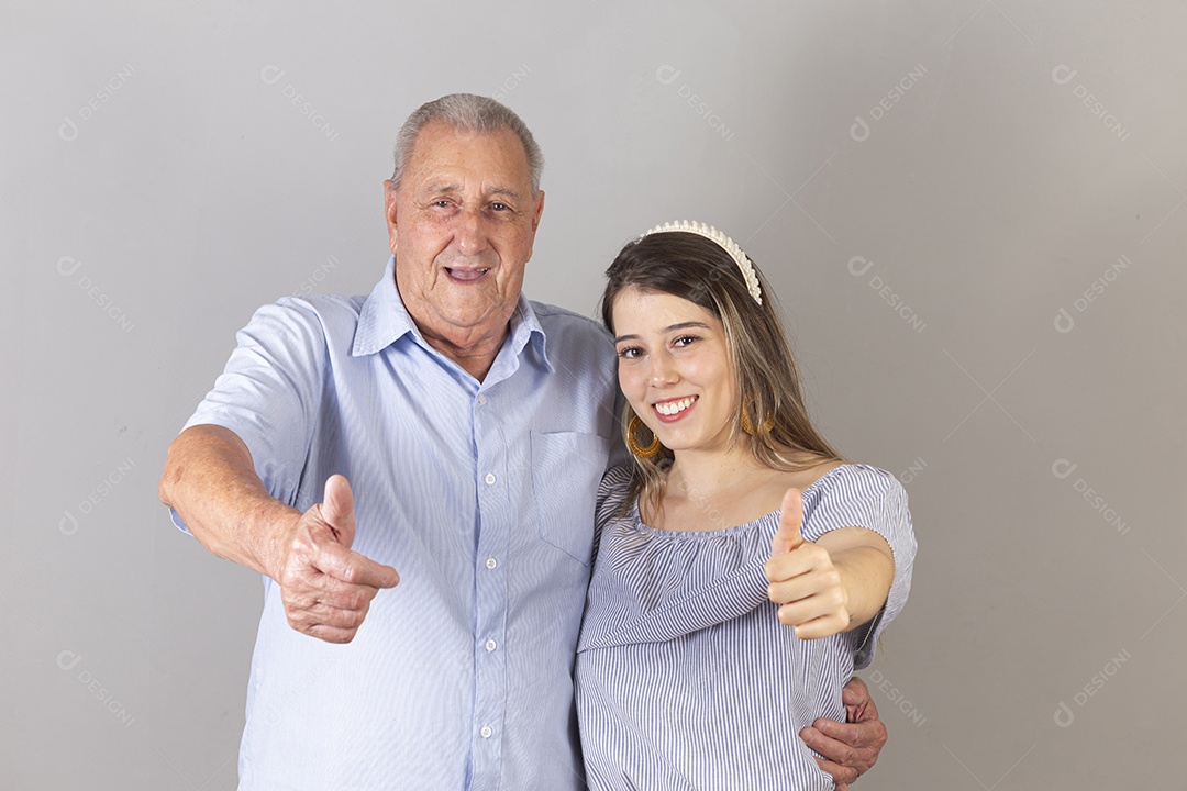 Pai e filha sorridentes