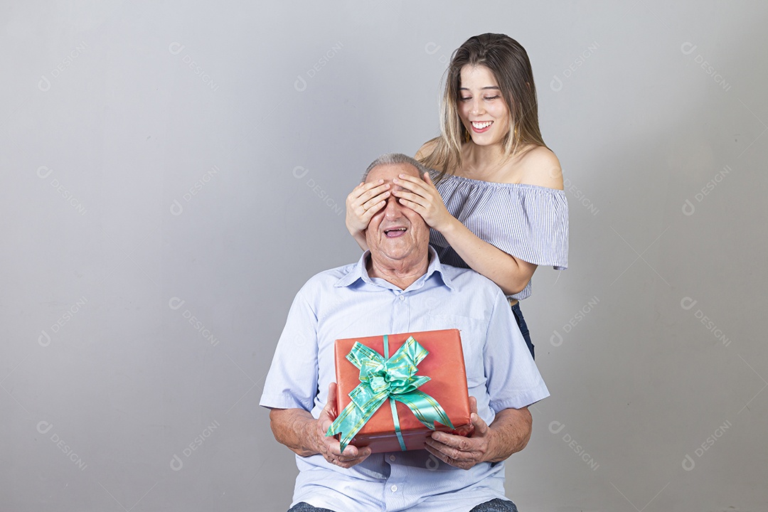 Pai e filha juntos sorridentes