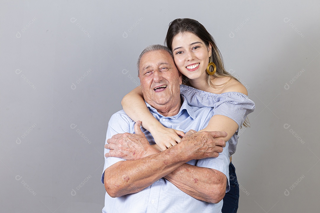 Pai e filha juntos sorridentes