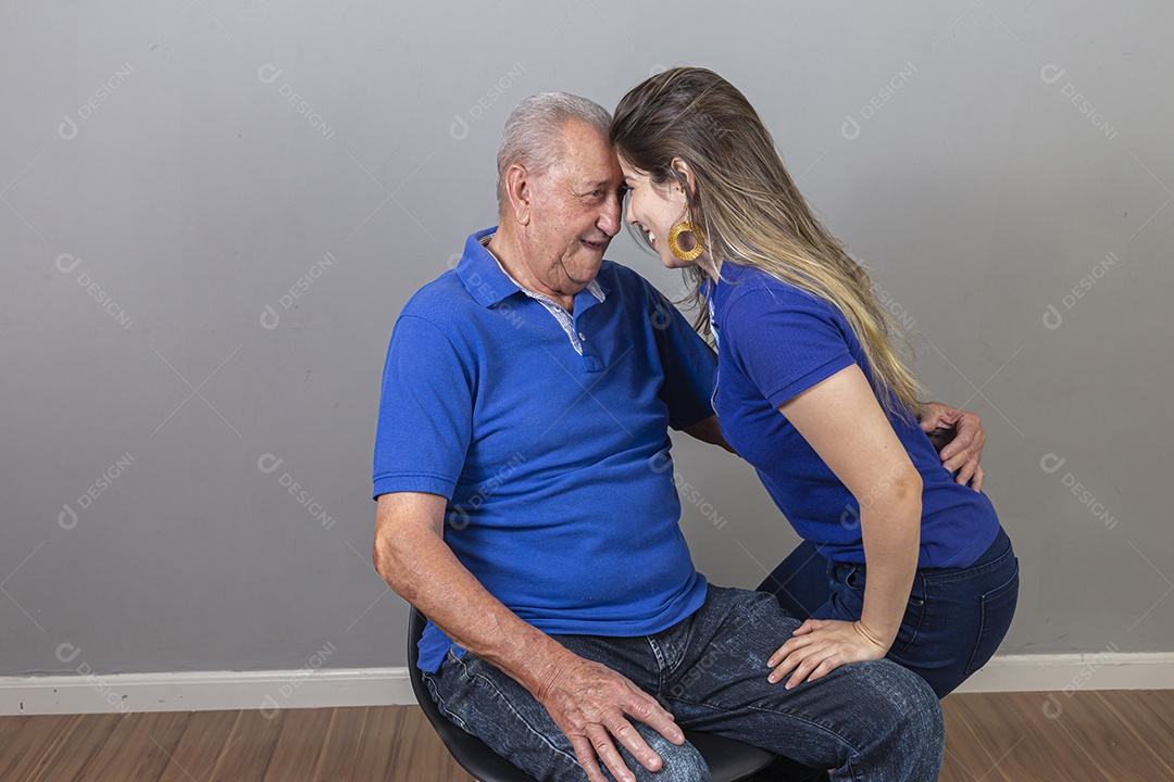 Pai e filha juntos sorridentes