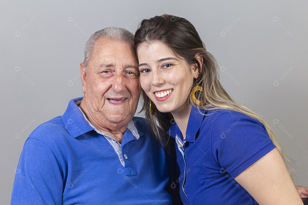 Pai e filha juntos sorridentes