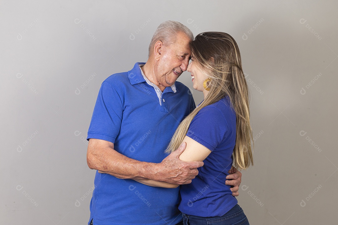 Pai e filha juntos sorridentes