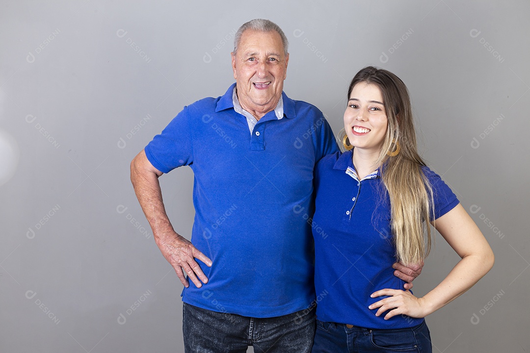 Pai e filha juntos sorridentes