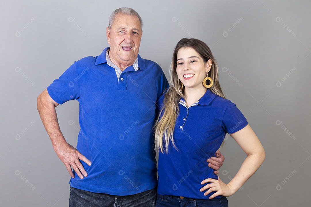 Pai e filha juntos sorridentes