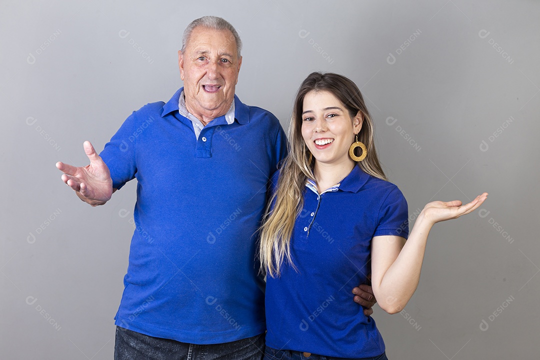 Pai e filha juntos sorridentes