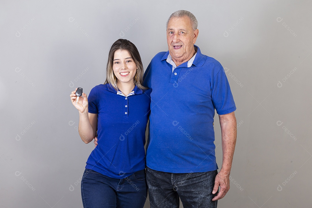 Pai e filha juntos sorridentes