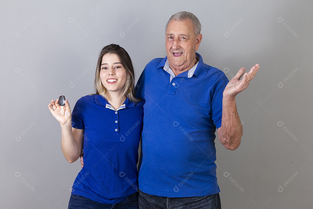 Pai e filha juntos sorridentes