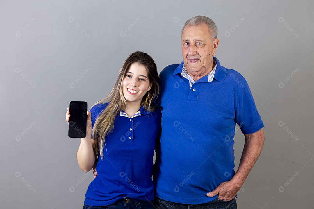 Pai e filha juntos sorridentes