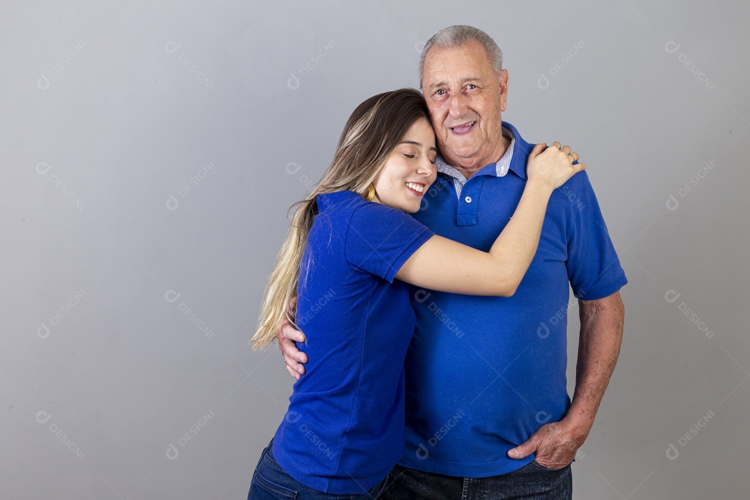 Pai e filha juntos sorridentes