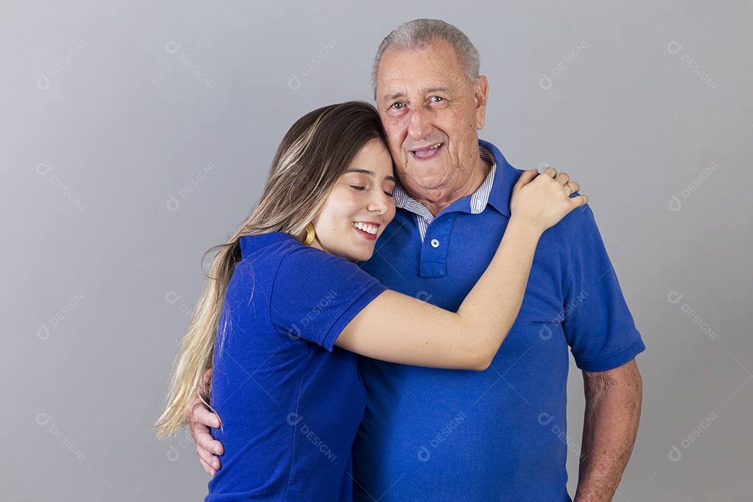 Pai e filha juntos sorridentes