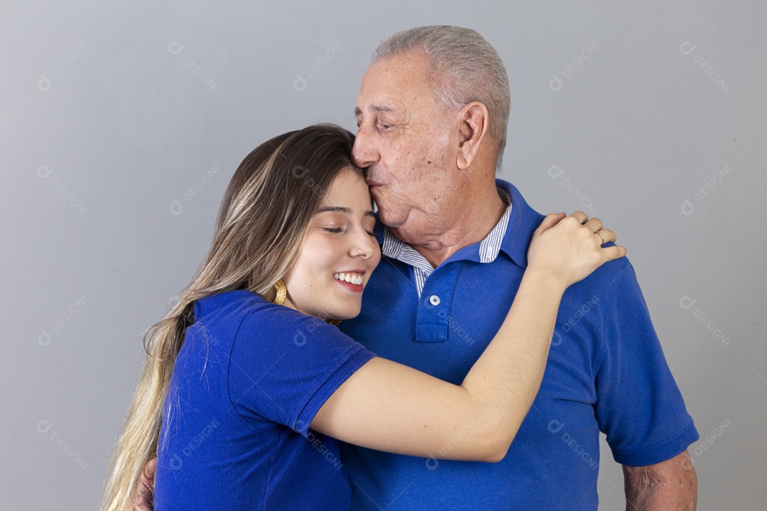 Pai e filha juntos sorridentes