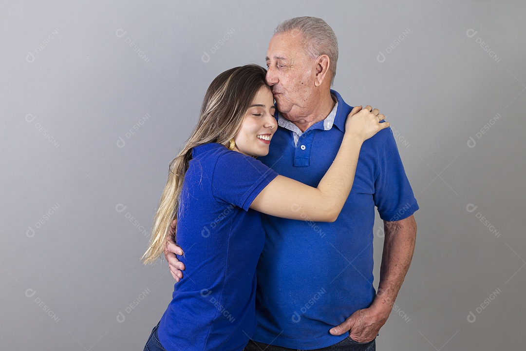 Pai e filha juntos sorridentes