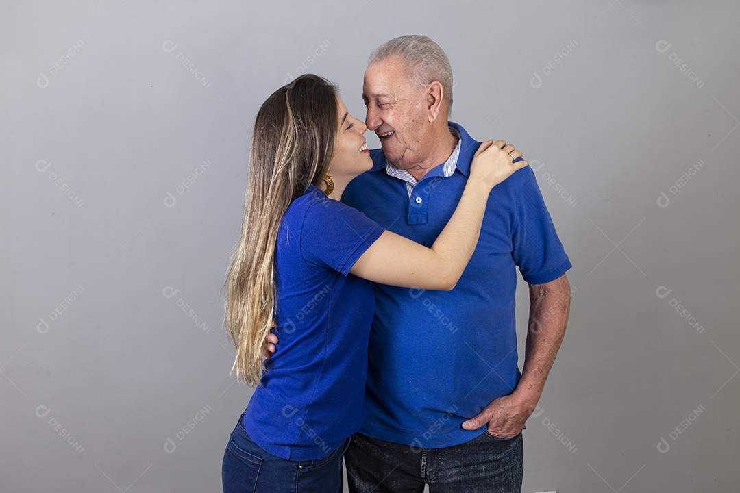 Pai e filha juntos sorridentes