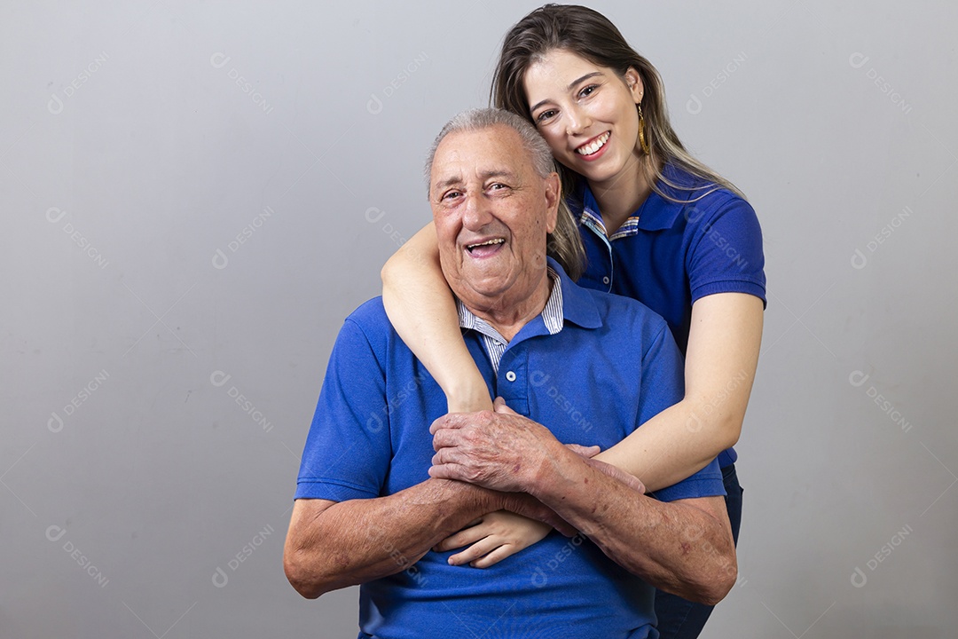 Pai e filha juntos sorridentes
