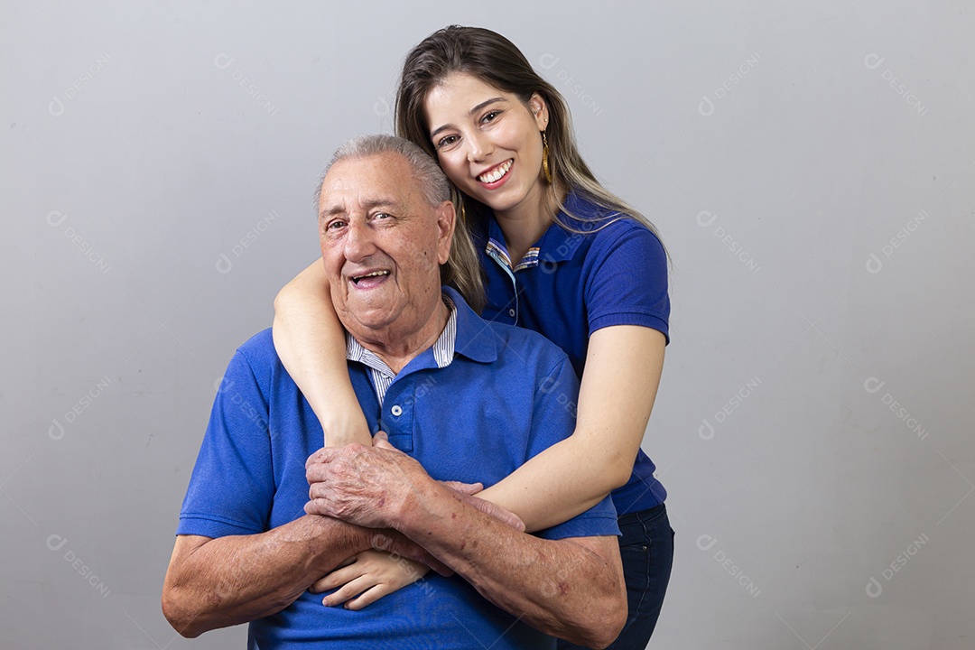 Pai e filha juntos sorridentes