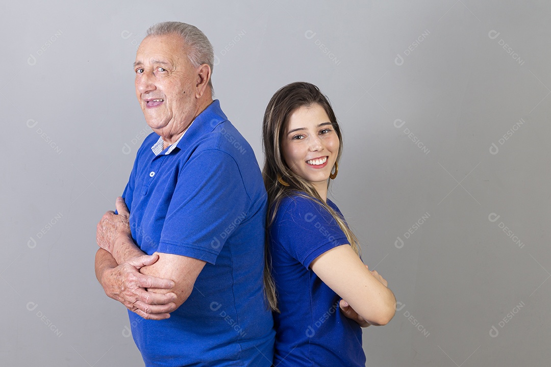 Pai e filha juntos sorridentes