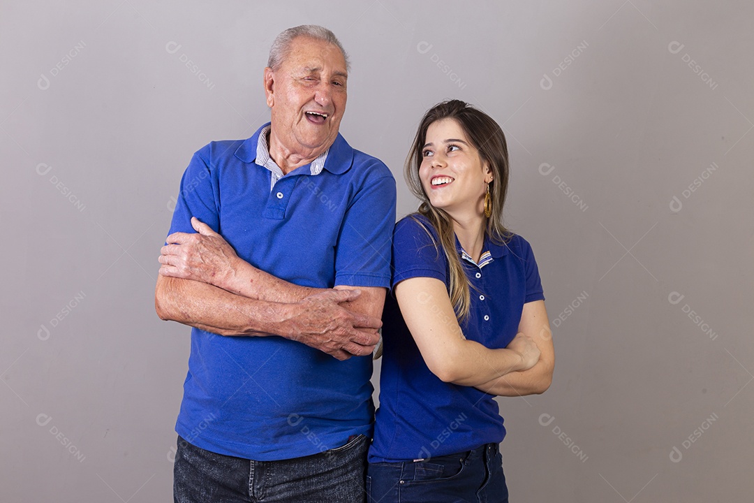 Pai e filha juntos sorridentes