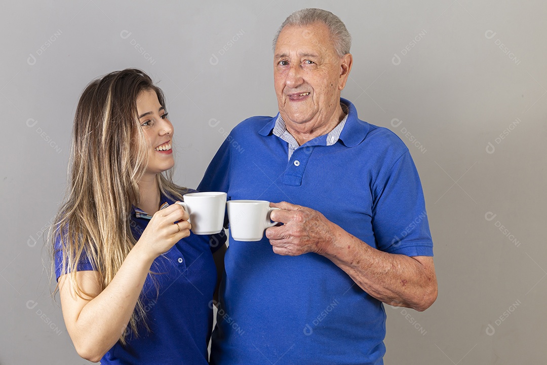 Pai e filha juntos sorridentes