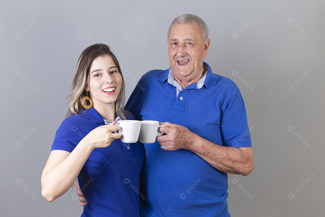 Pai e filha juntos sorridentes